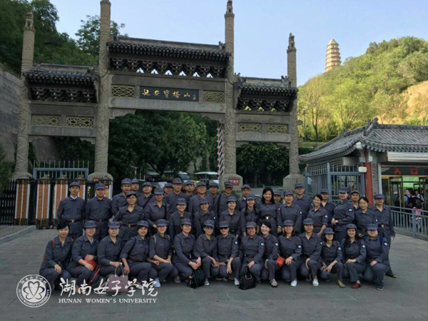 1宝塔山合影.jpg