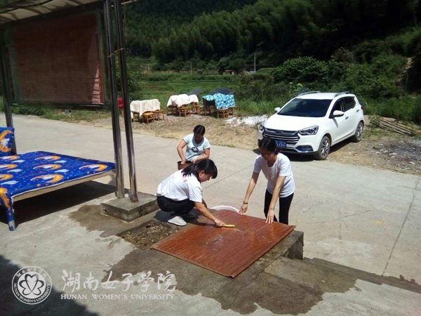 攻坚小组队员们清理被褥l.jpg